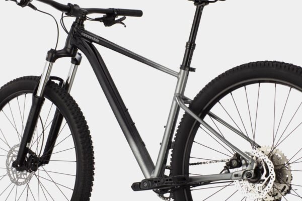 Cannondale-Trail-SE-4-stabilite-et-controle-sur-chemins.jpg Cannondale Trail SE 4 – VTT Semi-Rigide Haute Qualité pour Randonnée et Loisir