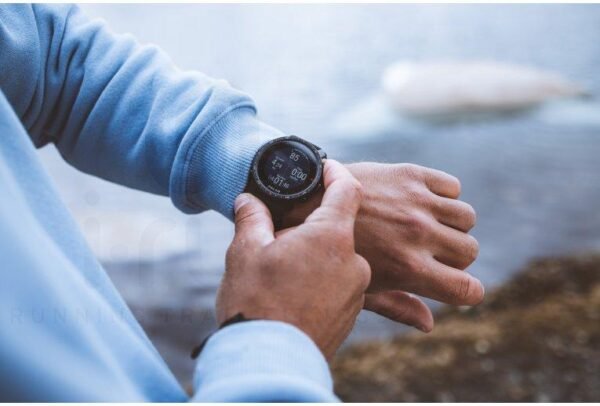 Polar-Grit-X-Pro-avec-GPS-multi-satellites-et-suivi-sportif-complet.jpg Polar Grit X Pro Saphir - Montre Outdoor Ultra-Robuste Noir