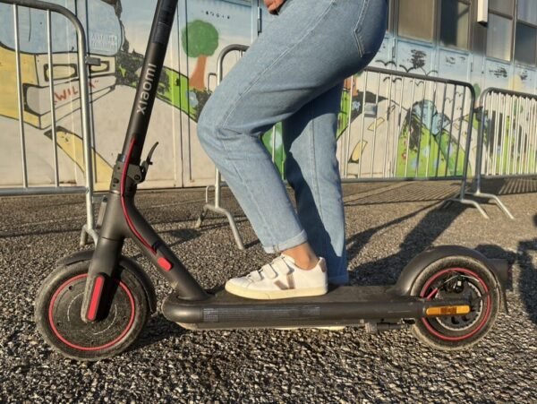 Xiaomi Electric Scooter 4 Pro - Deck Élargi & Confort